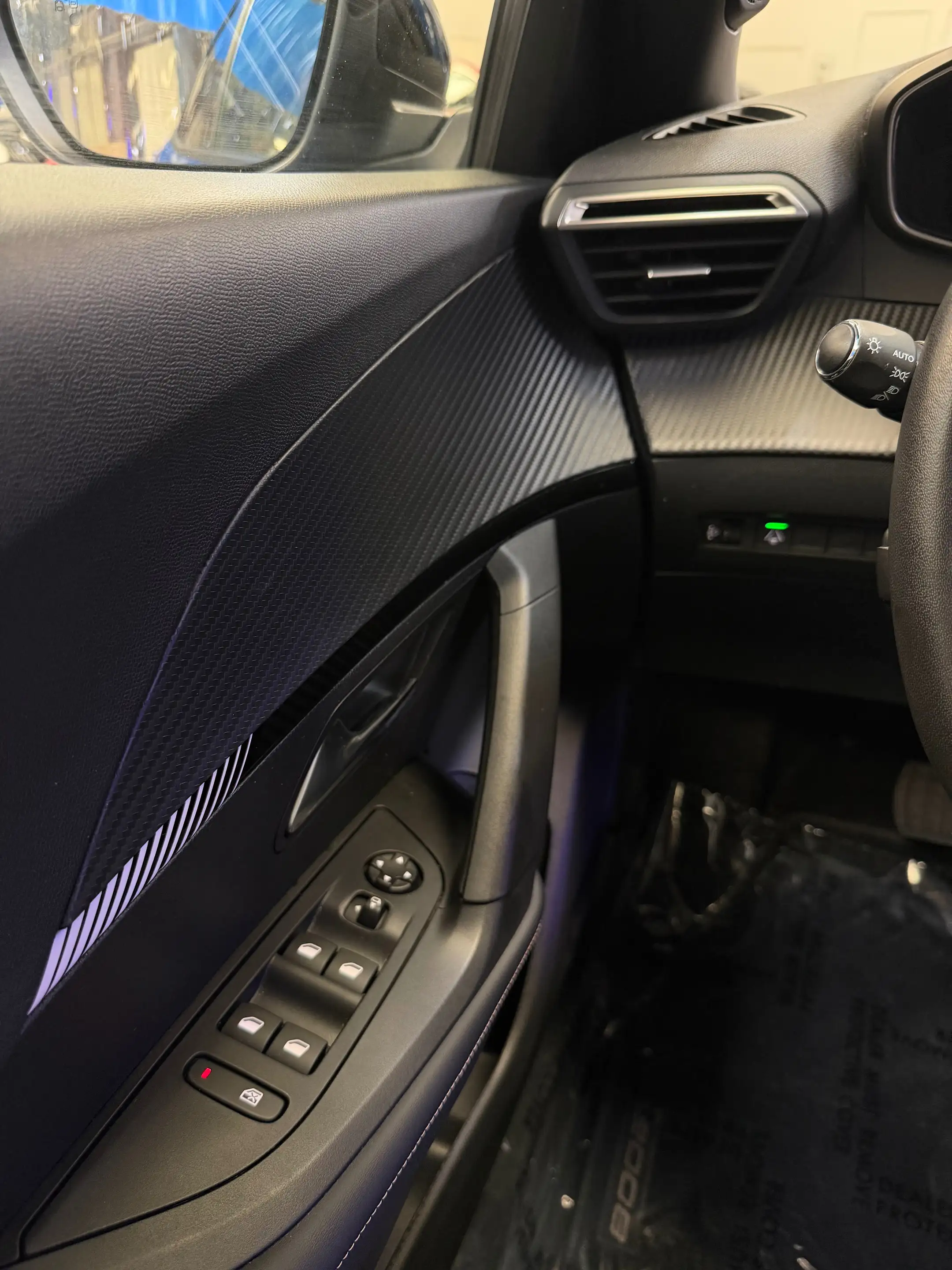Peugeot 2008 1.2 Allure 130 EAT8 — photo 11