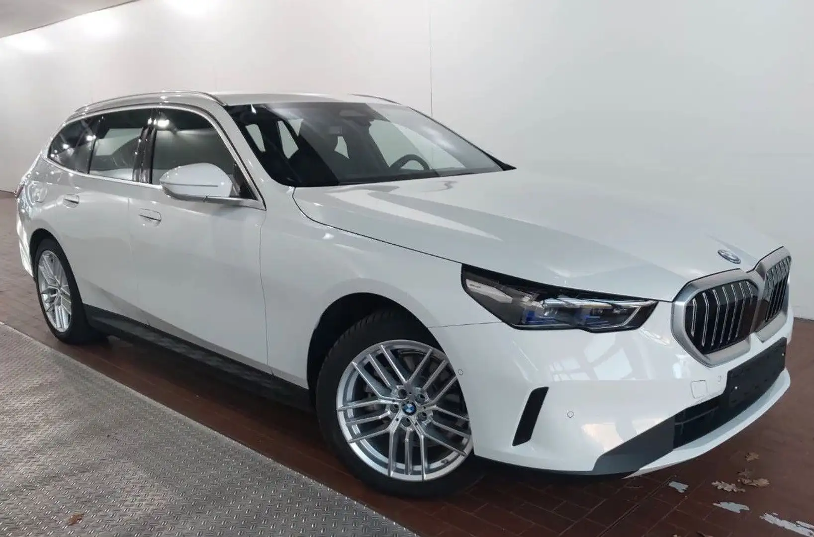 BMW 530 e Touring*19´´AHK.ACC,ad.LED,RFK,Dr.Ass+,1Hd. Weiß - 2