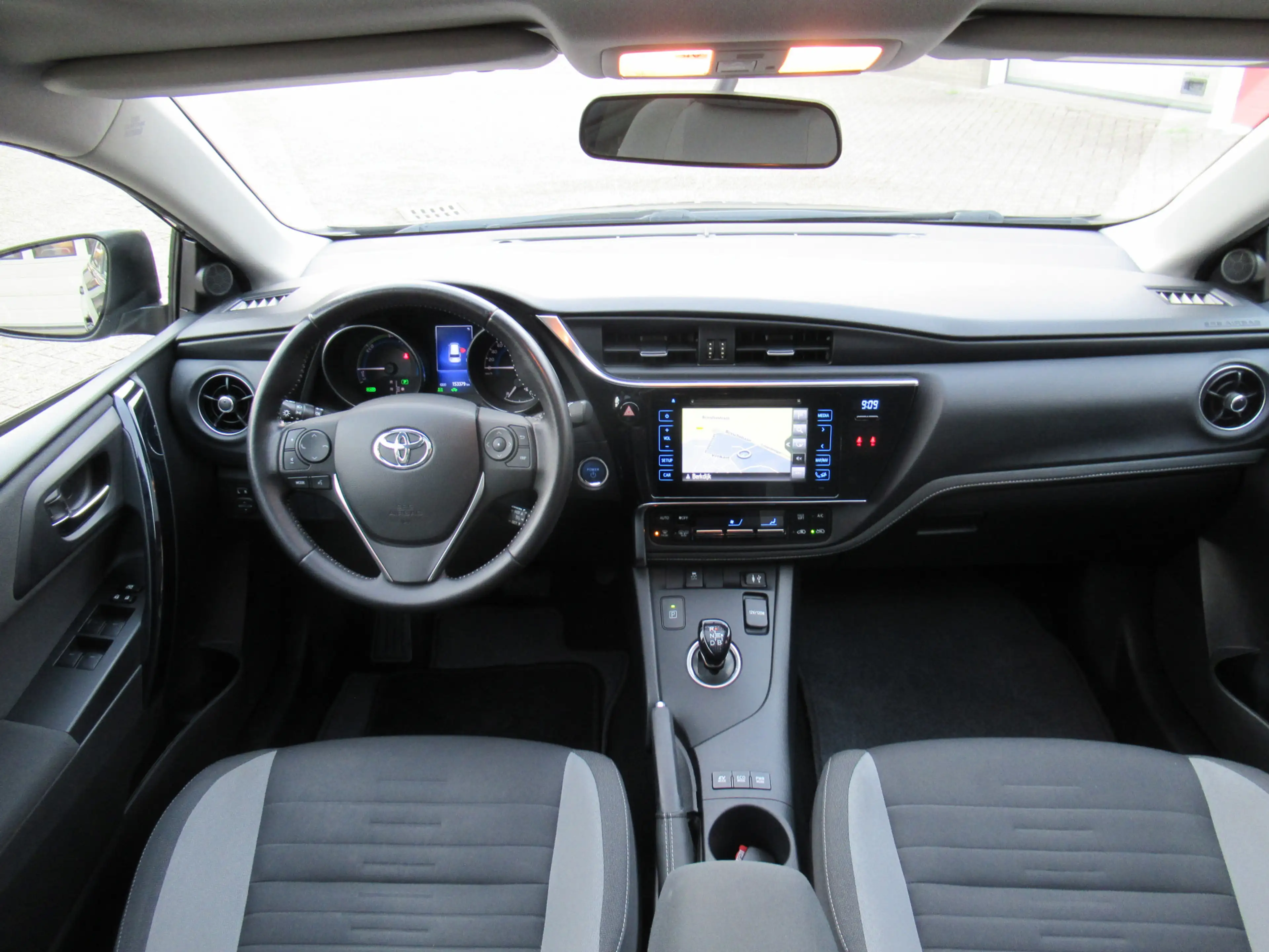 Toyota Auris Touring Sports 1.8 Hybrid Lease — photo 6