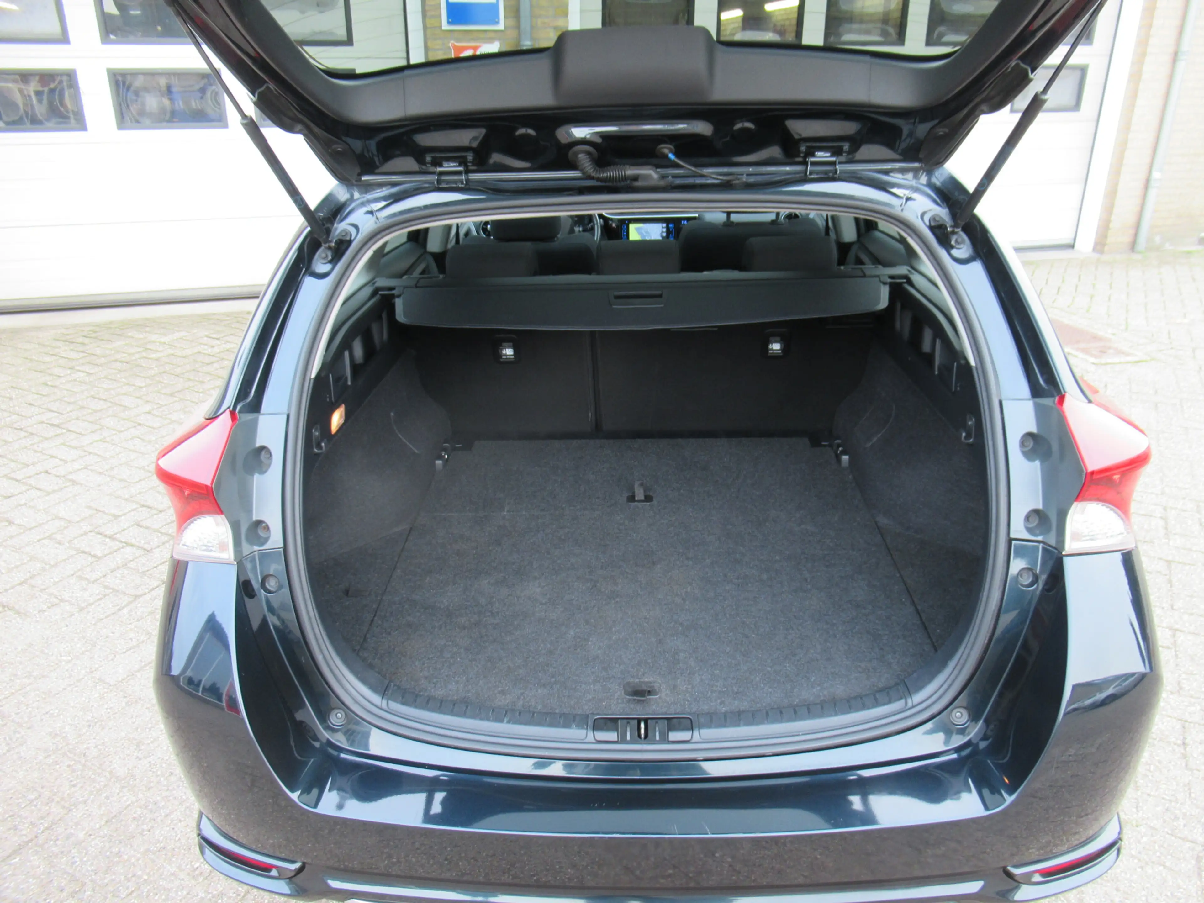 Toyota Auris Touring Sports 1.8 Hybrid Lease — photo 24