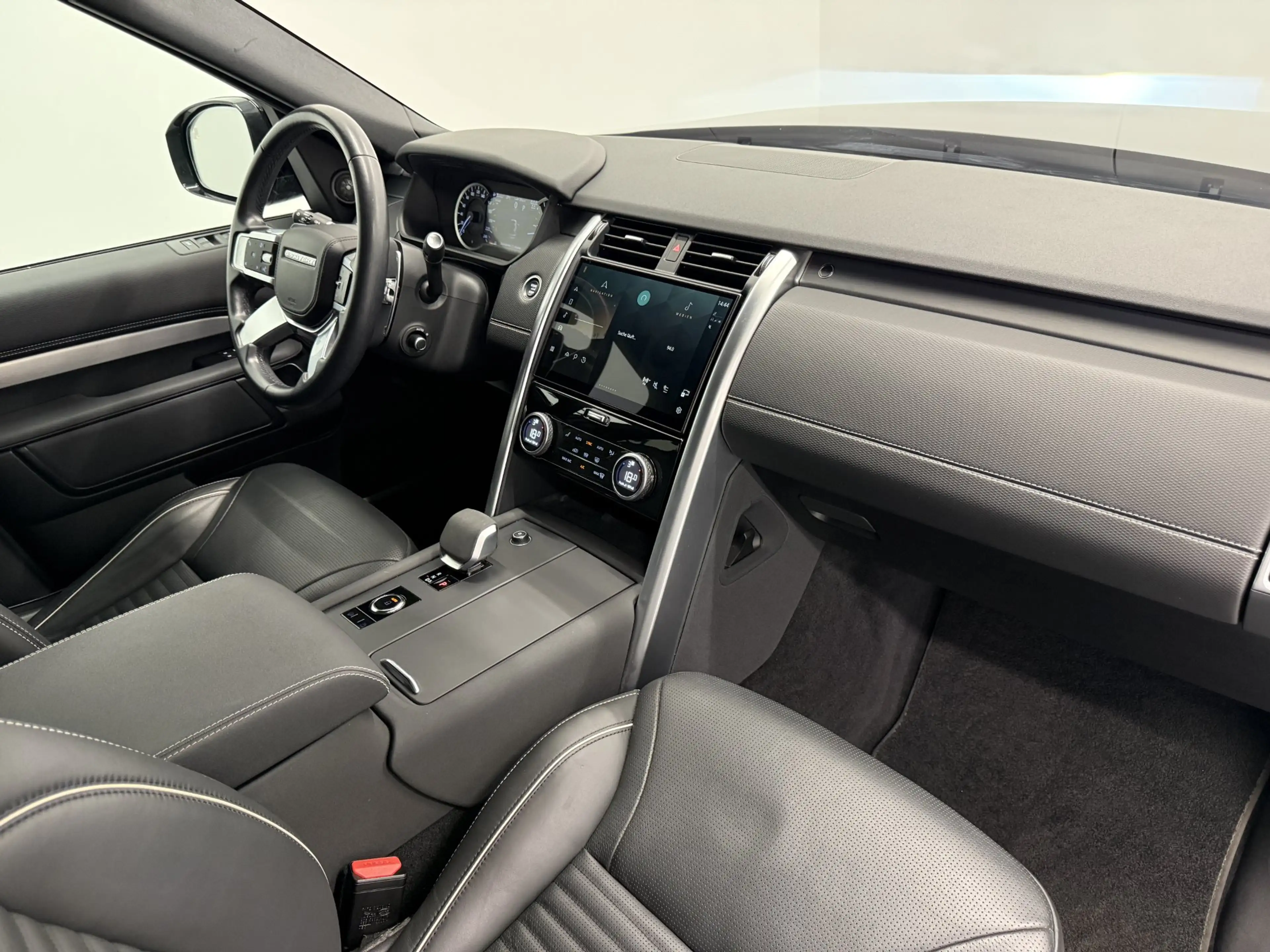 Land Rover Discovery 5 D300 AWD R-Dynamic HSE — photo 5