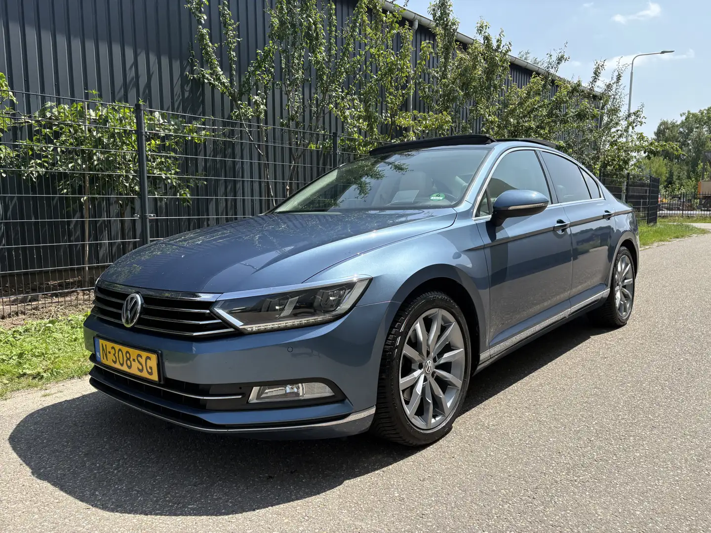 Volkswagen Passat 2.0 TSI 4Motion Highline / AUTOMAAT / PANORAMADAK Blauw - 1