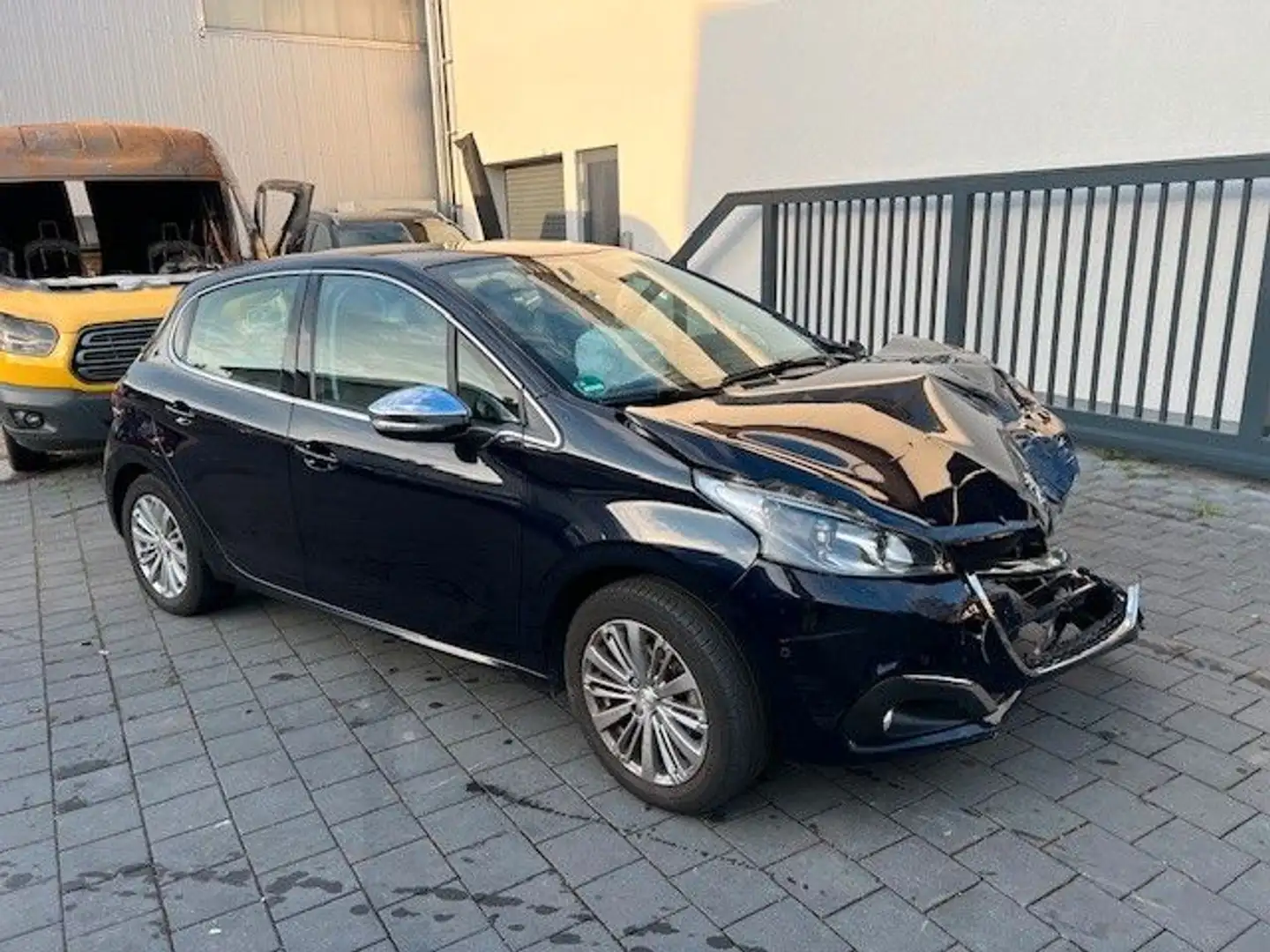 Peugeot 208 Allure UNFALL Bleu - 1