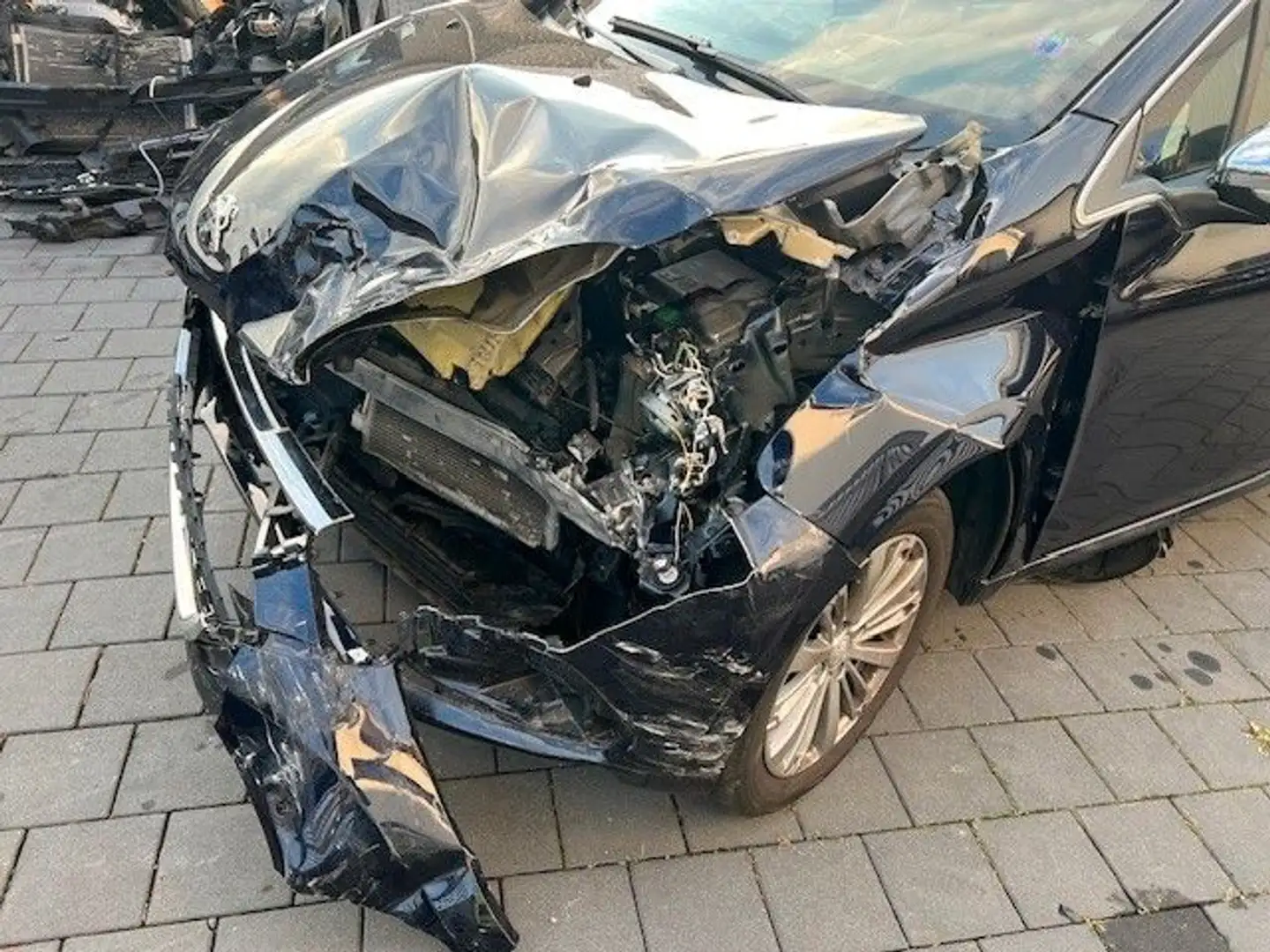 Peugeot 208 Allure UNFALL Bleu - 2