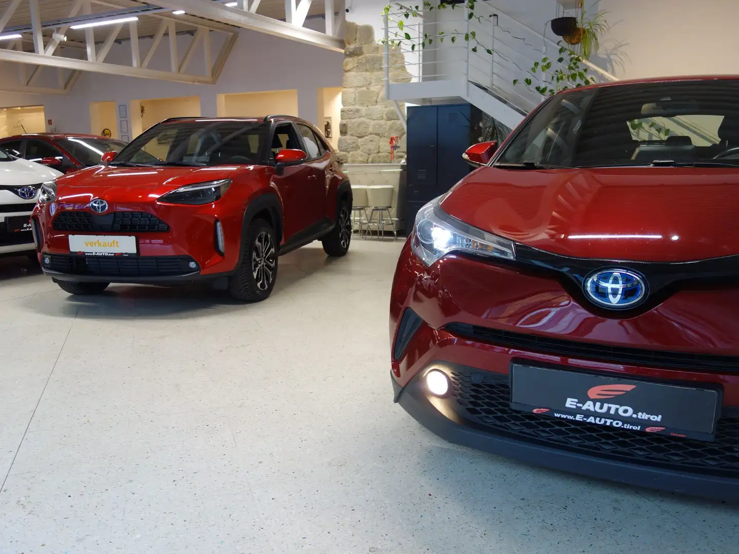 Toyota C-HR Hybrid CVT *ERSTBESITZ *SERVICEHISTORIE *122PS Rot - 2