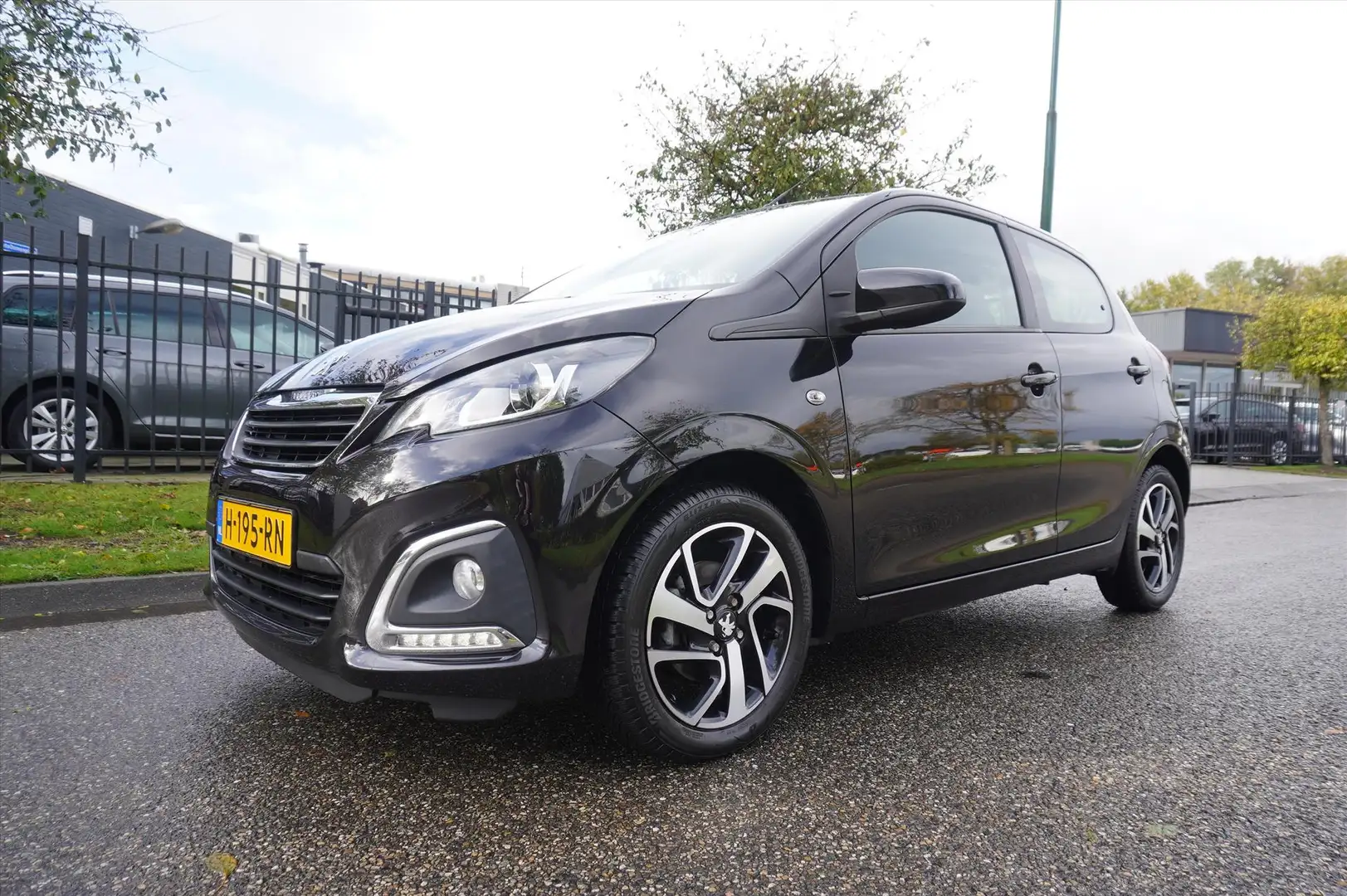 Peugeot 108 1.0 e-VTi 72pk 5D Blue Lease Executive Navigatie M Zwart - 1