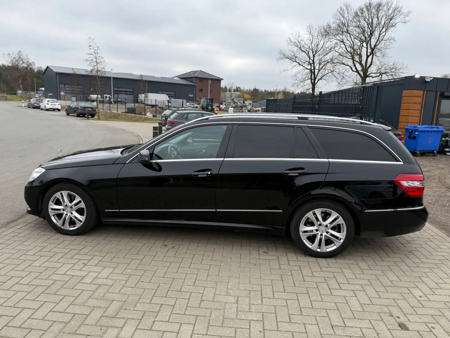 Mercedes-Benz E 300 E -Klasse T-Modell E 300 CDI  BlueEfficien Schwarz - 2