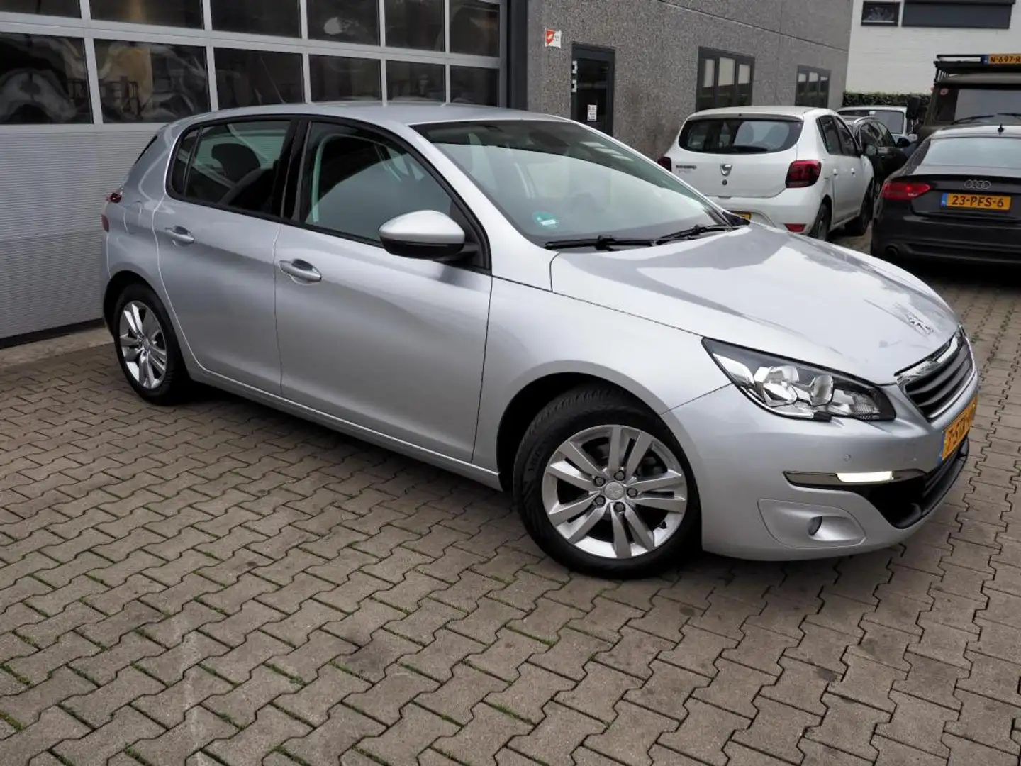 Peugeot 308 1.2 PureTech Active CLIMA CRUISE NAVI PARKEER S. Grau - 1