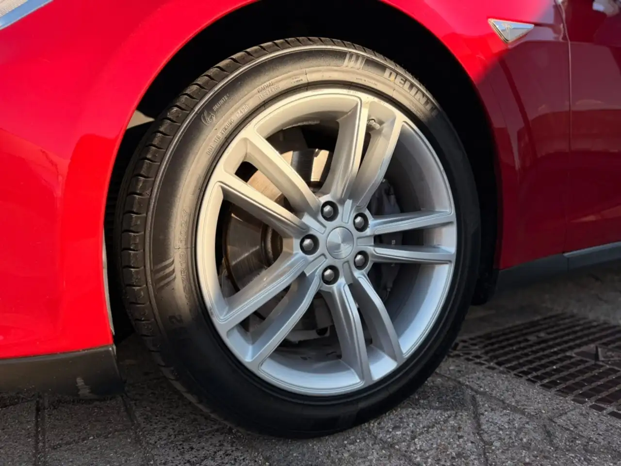 TESLA MODEL S P85+ 306CH - SUPERCHARGE GRATUITE - CAMÉRA DE RECUL - TOIT OUVRANT PANORAMIQUE - 93.410 KMS