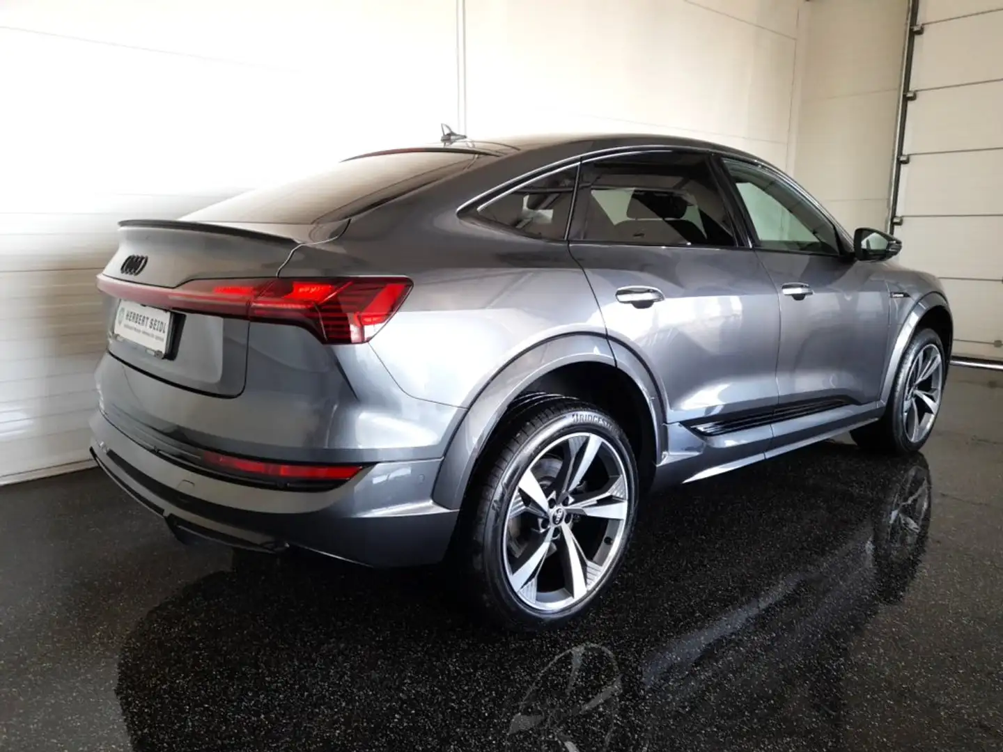 Audi e-tron "S" SB 95 QUATTRO S-LINE BLACK *NP: € 111.118,- / MATRIX-LED / MEMORY SPORTSITZE / ASS PAKET TOUR / BANG & OLUFSEN* Grau - 2