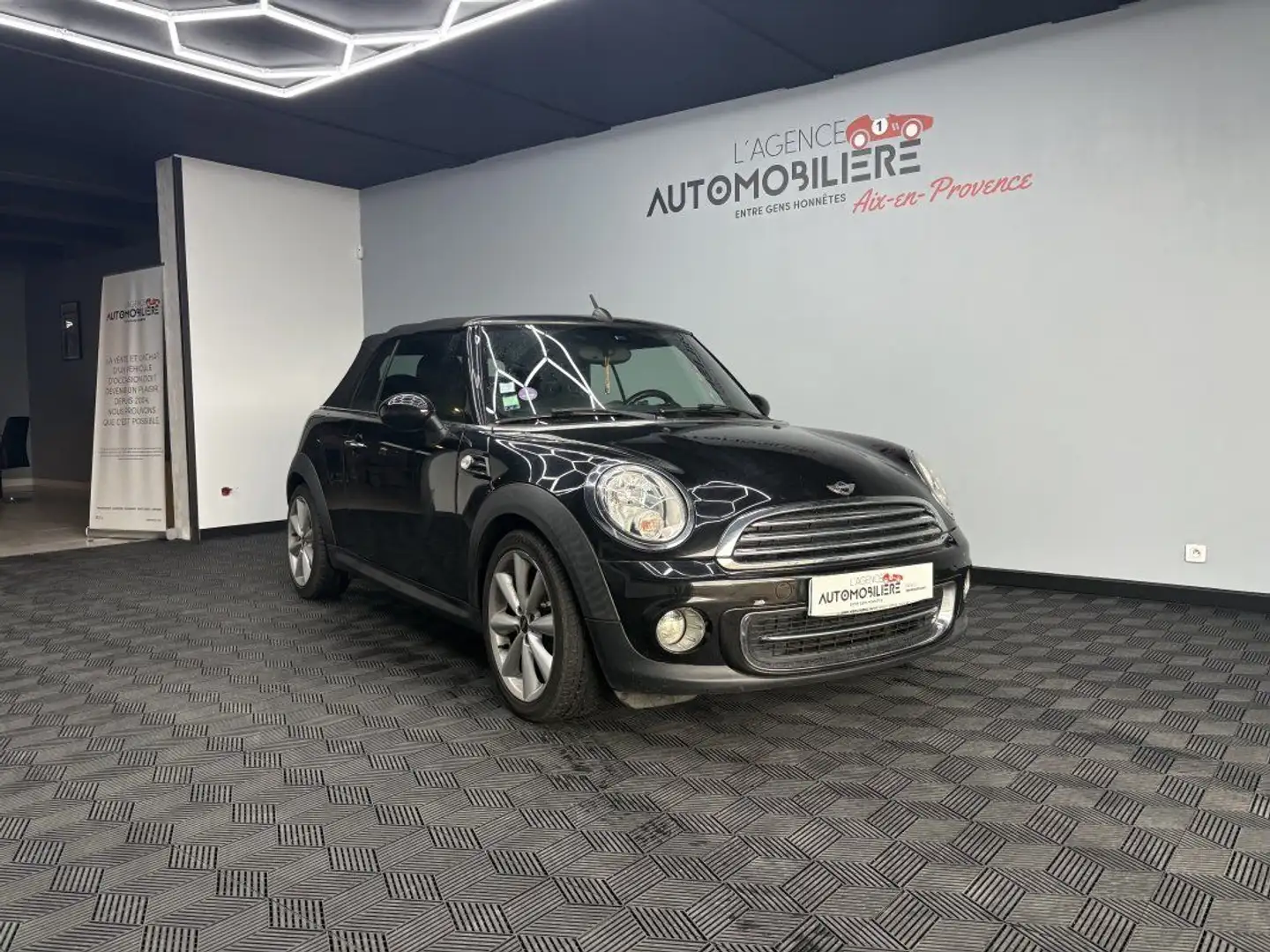 MINI One R57 - 1.6 122 ch – Finition Cooper II Cabriolet Zwart - 1