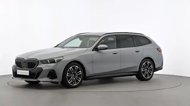 BMW 5 Series view 4
