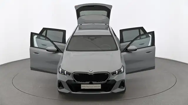 BMW 5 Series view 11