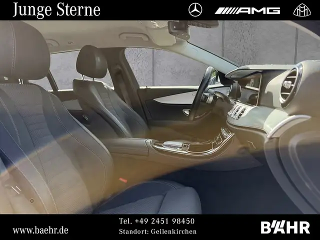 Mercedes-Benz 220 view 5