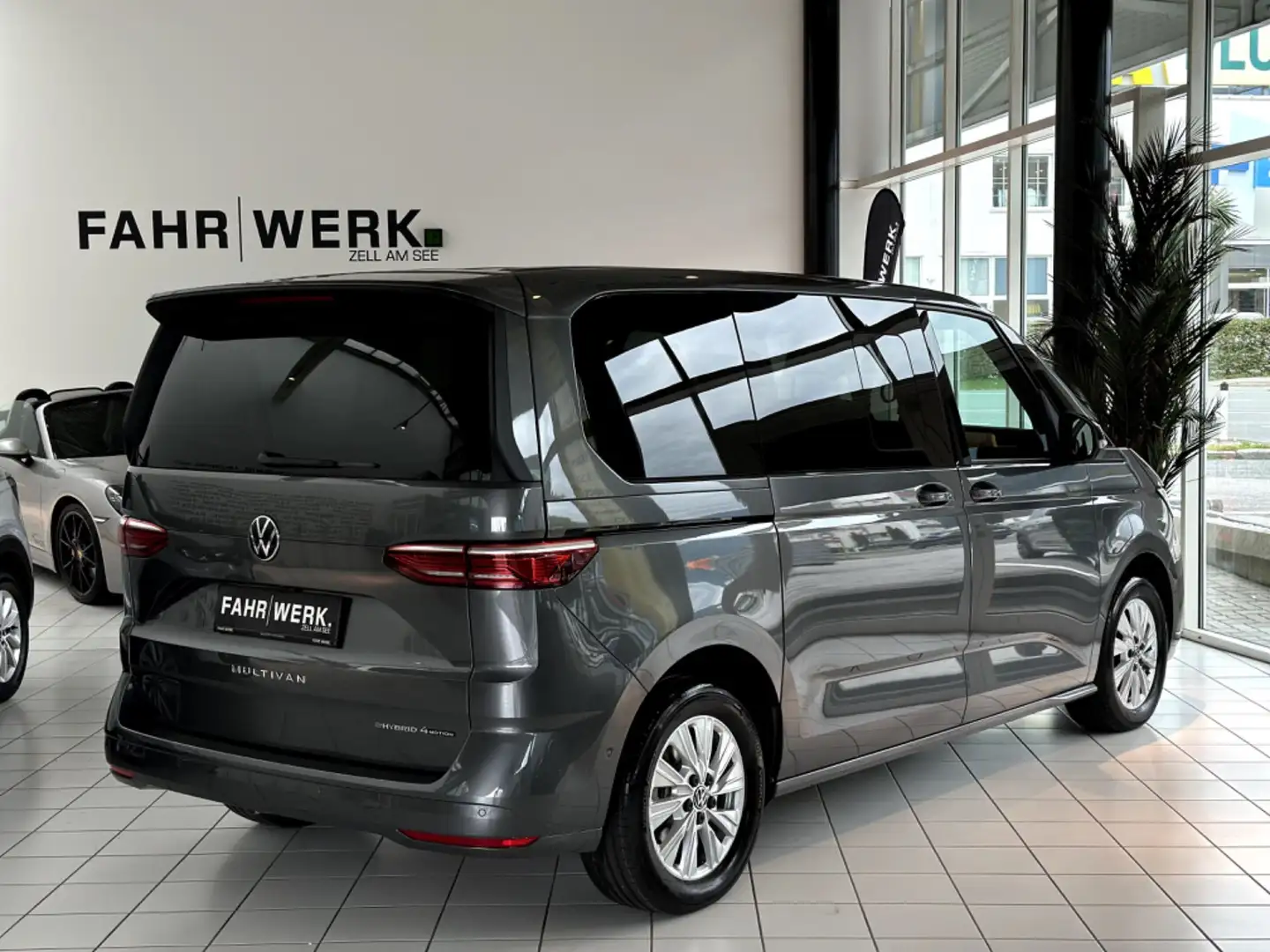 Volkswagen T7 Multivan 1.5 TSI eHybrid 4MOTION Silber - 2