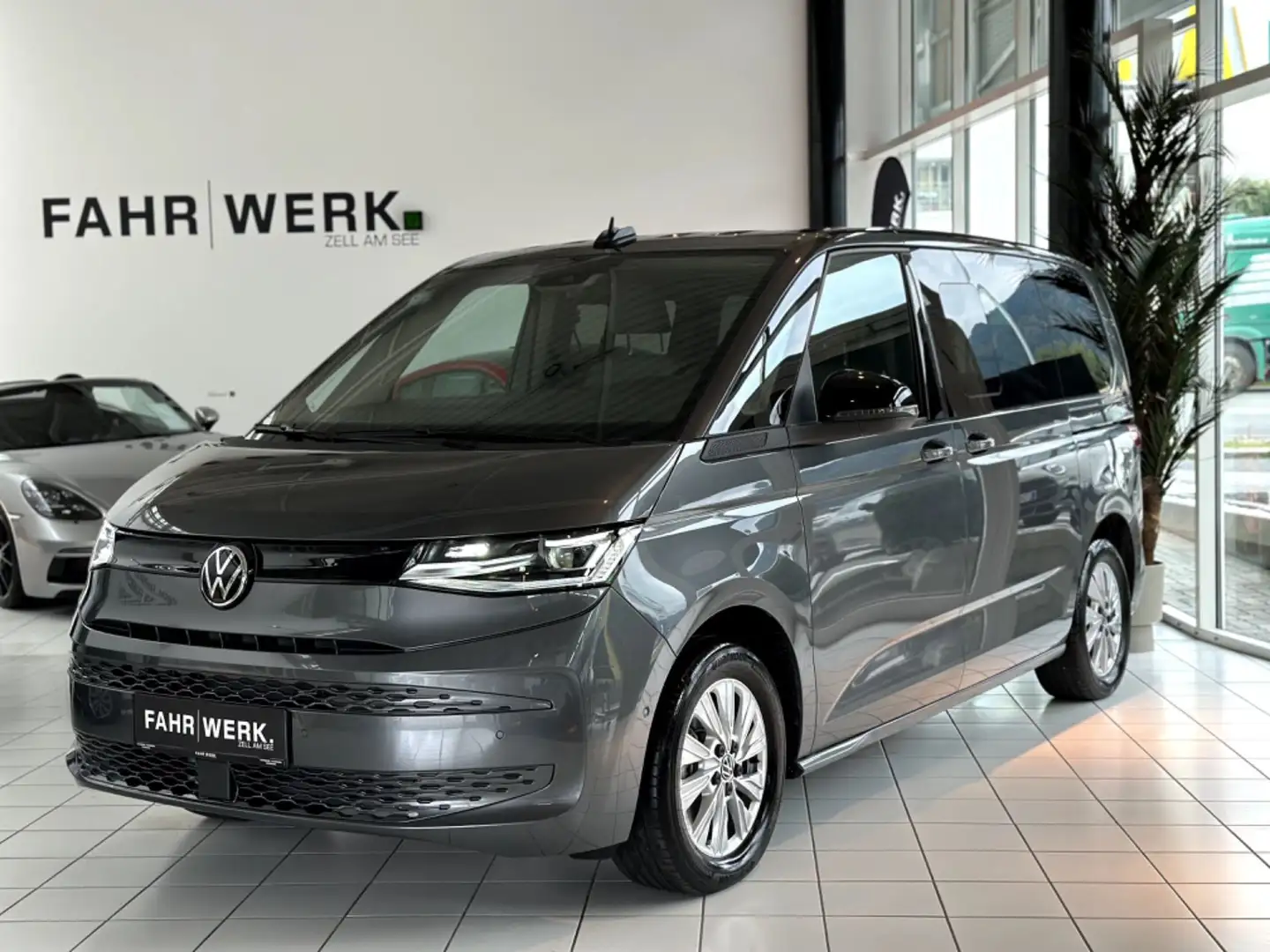 Volkswagen T7 Multivan 1.5 TSI eHybrid 4MOTION Silber - 1