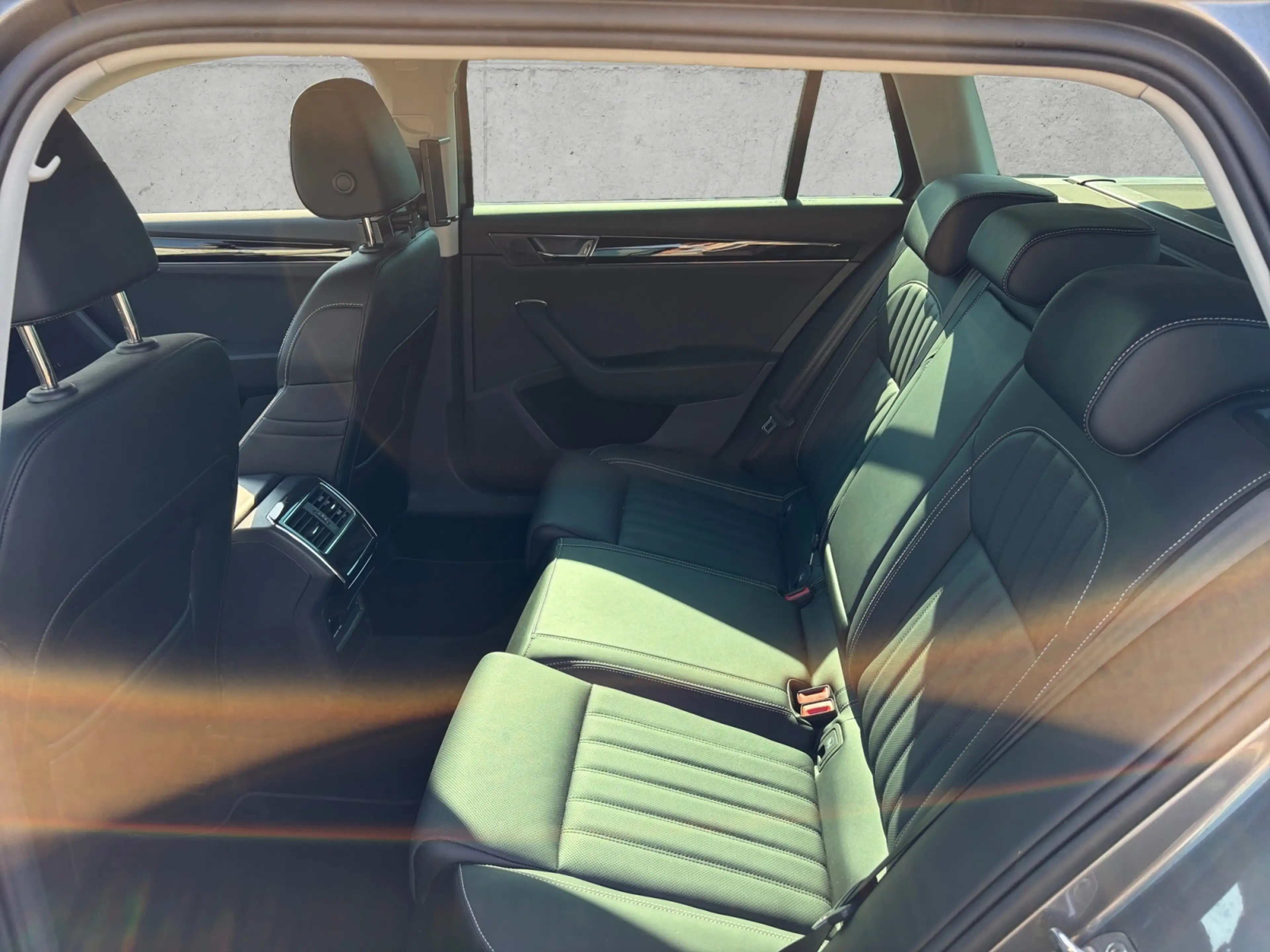 Skoda Superb Combi 2.0 TDI DSG L&K +AHK +360° +CANTON +STHZ +M — photo 14