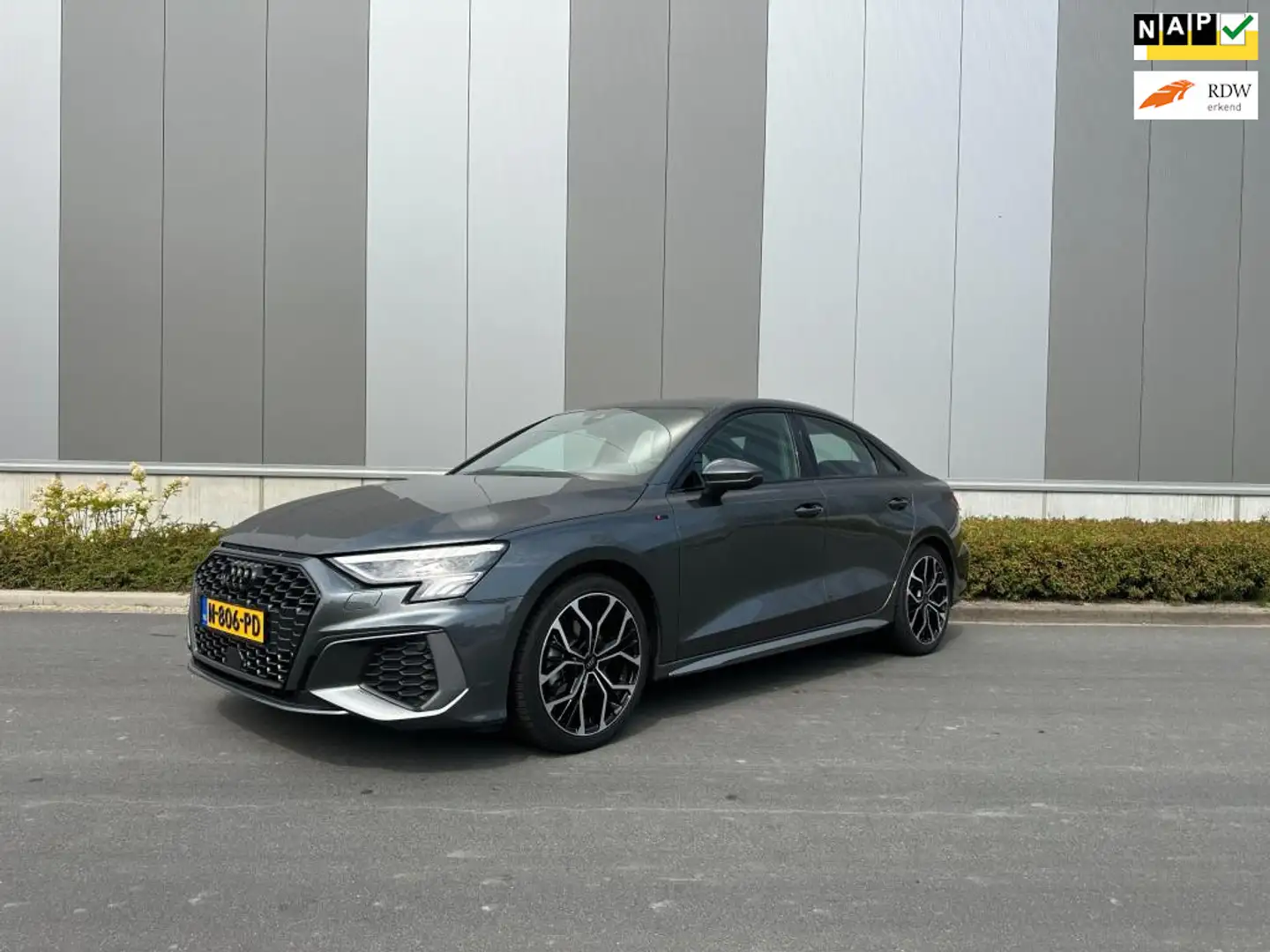 Audi A3 Limousine 35 TFSI S edition black edition leer / s Grijs - 1