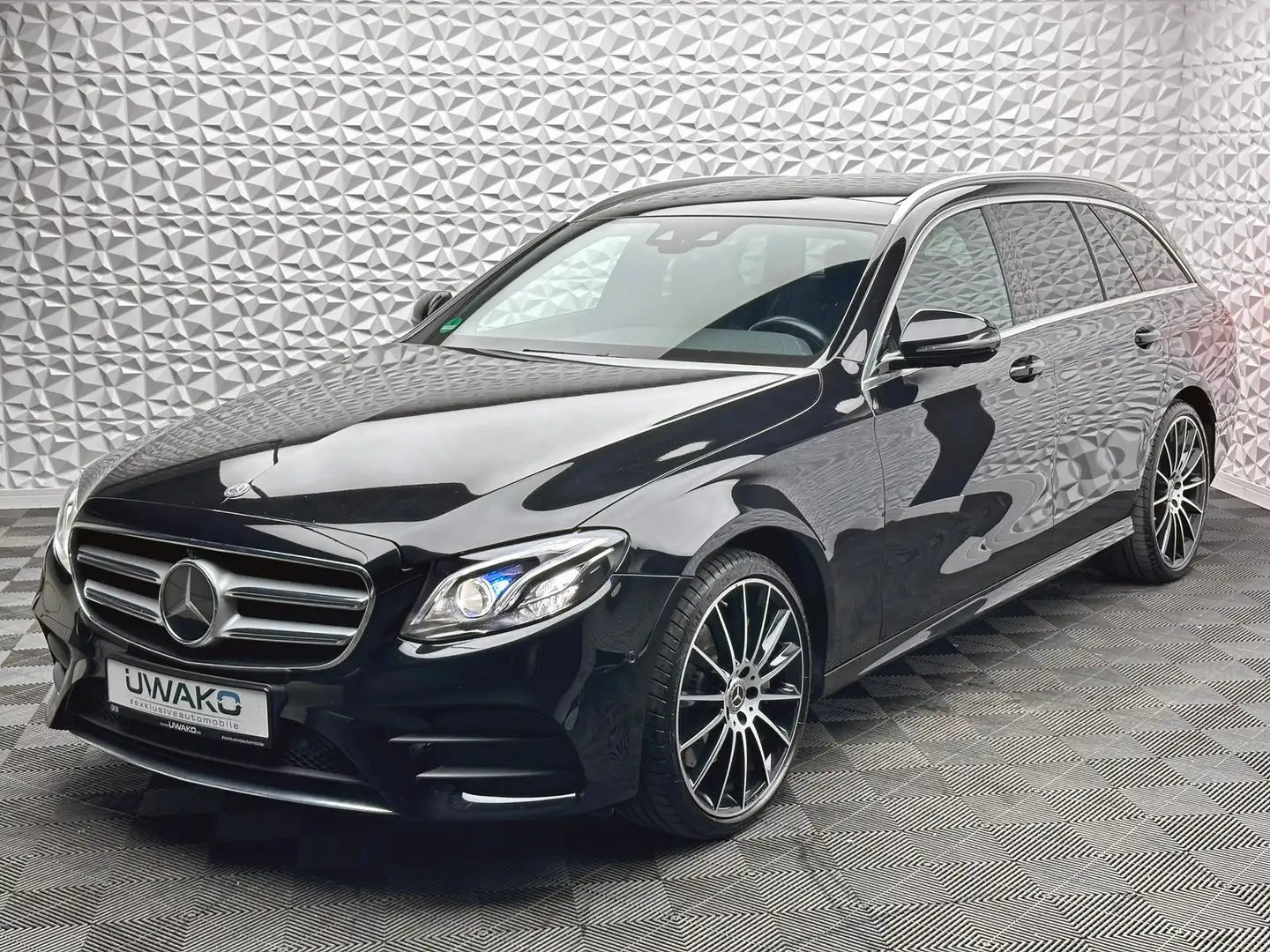 Mercedes-Benz E 400 d AMG/4MATIC/DISTRO/PANO/AHK/360°/MBUX/DAB+ Zwart - 2