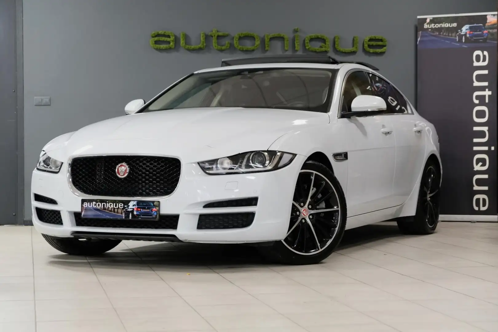 Jaguar XE 2.0 Portfolio 240pk! *PANORAMADAK* |Luxe Leder| 79 Wit - 1