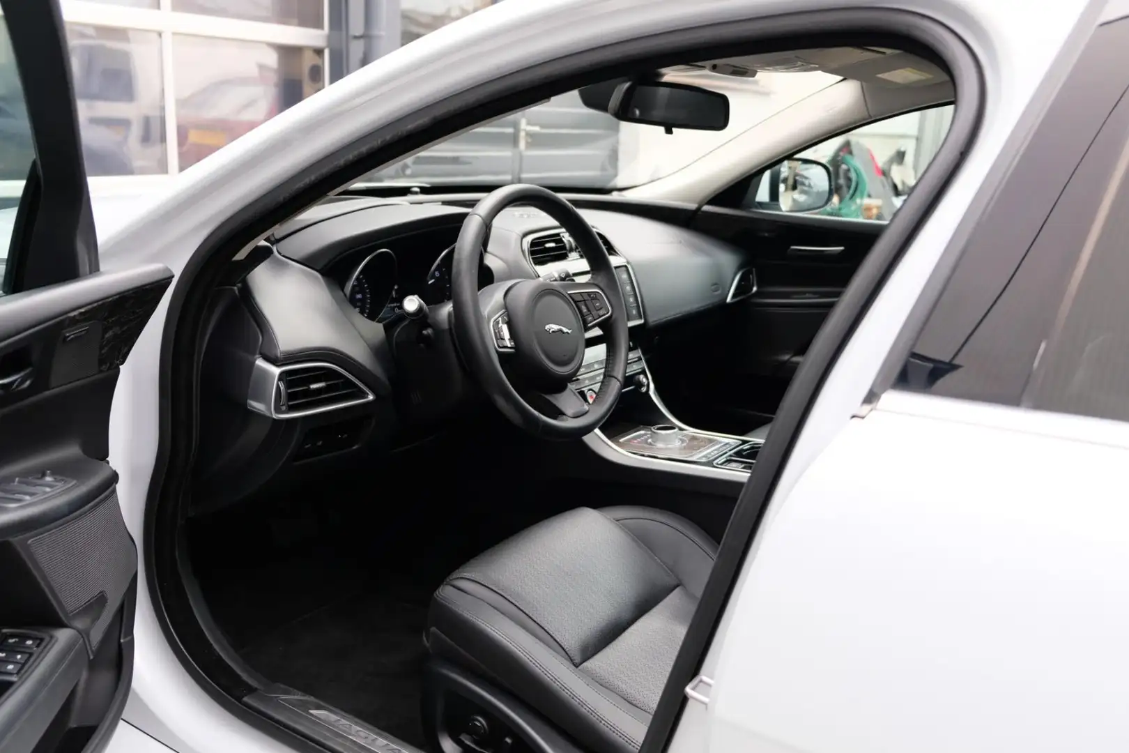 Jaguar XE 2.0 Portfolio 240pk! *PANORAMADAK* |Luxe Leder| 79 Wit - 2