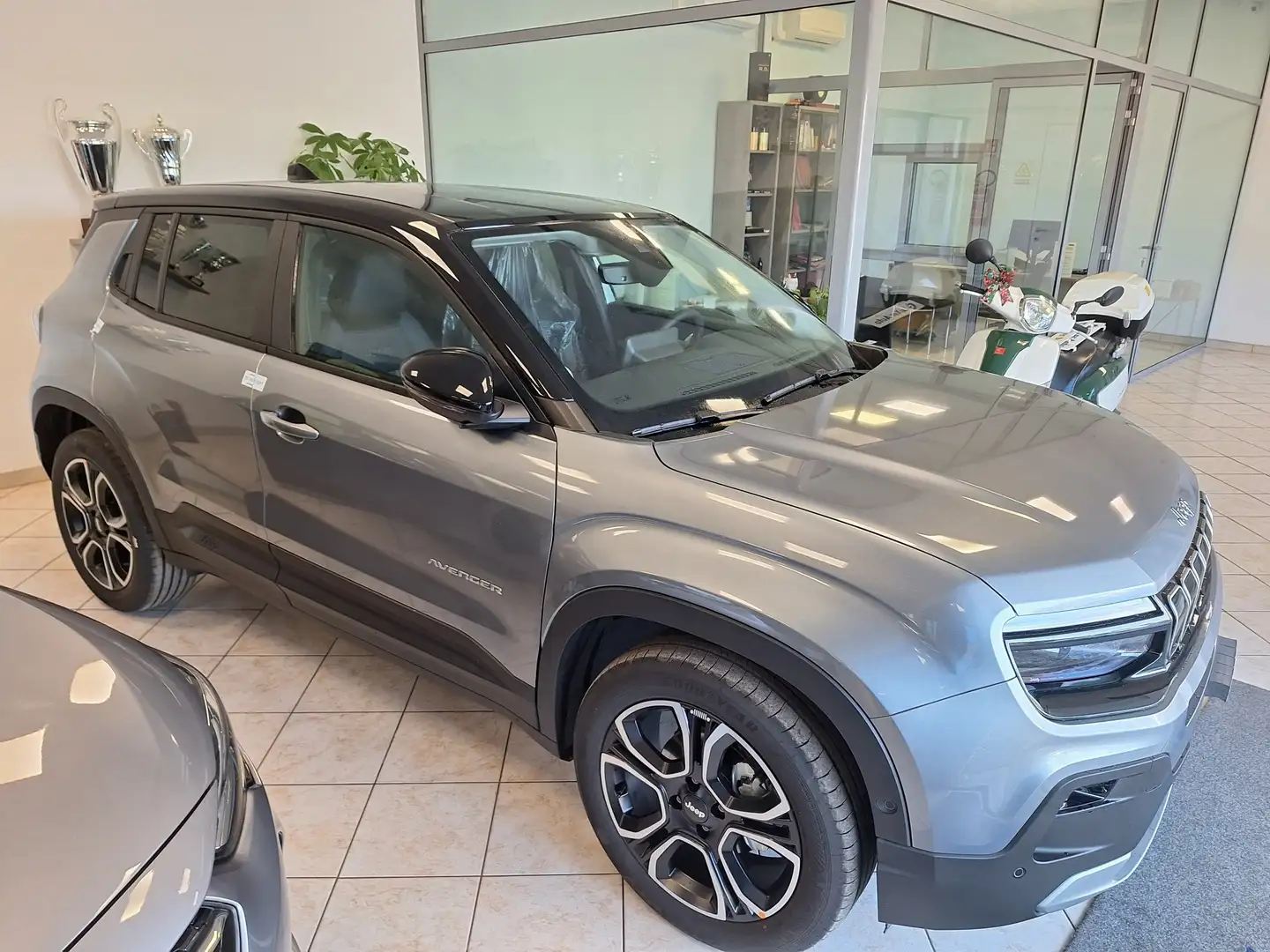 Jeep Avenger 1.2 turbo Summit Tetto Nero Argento - 2