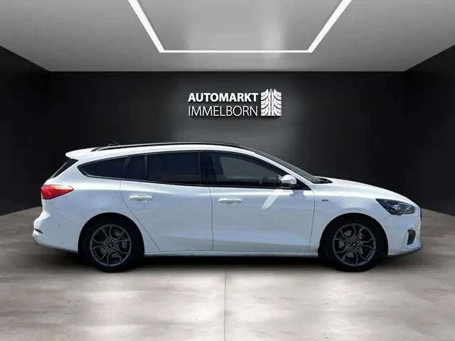 Ford Focus view 3