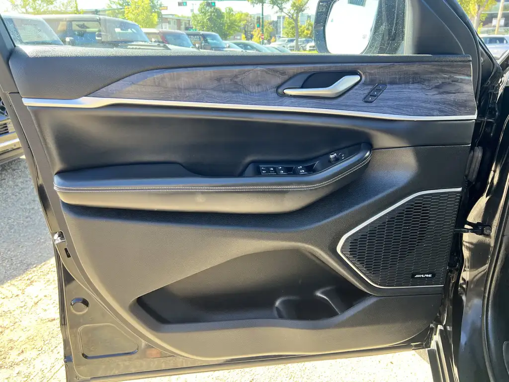 2023 Jeep Grand Cherokee Limited | Heated Steering Wheel | Power Liftgate | — photo 5