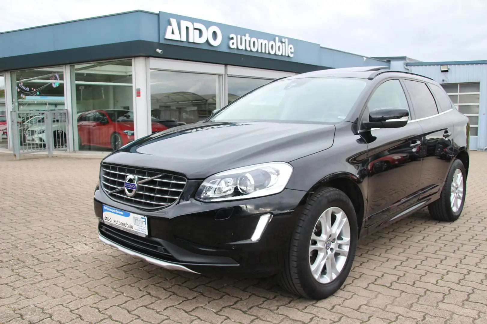 Volvo XC60 Automatik Momentum AWD 2,4 Ltr. - 140 kW Schwarz - 1
