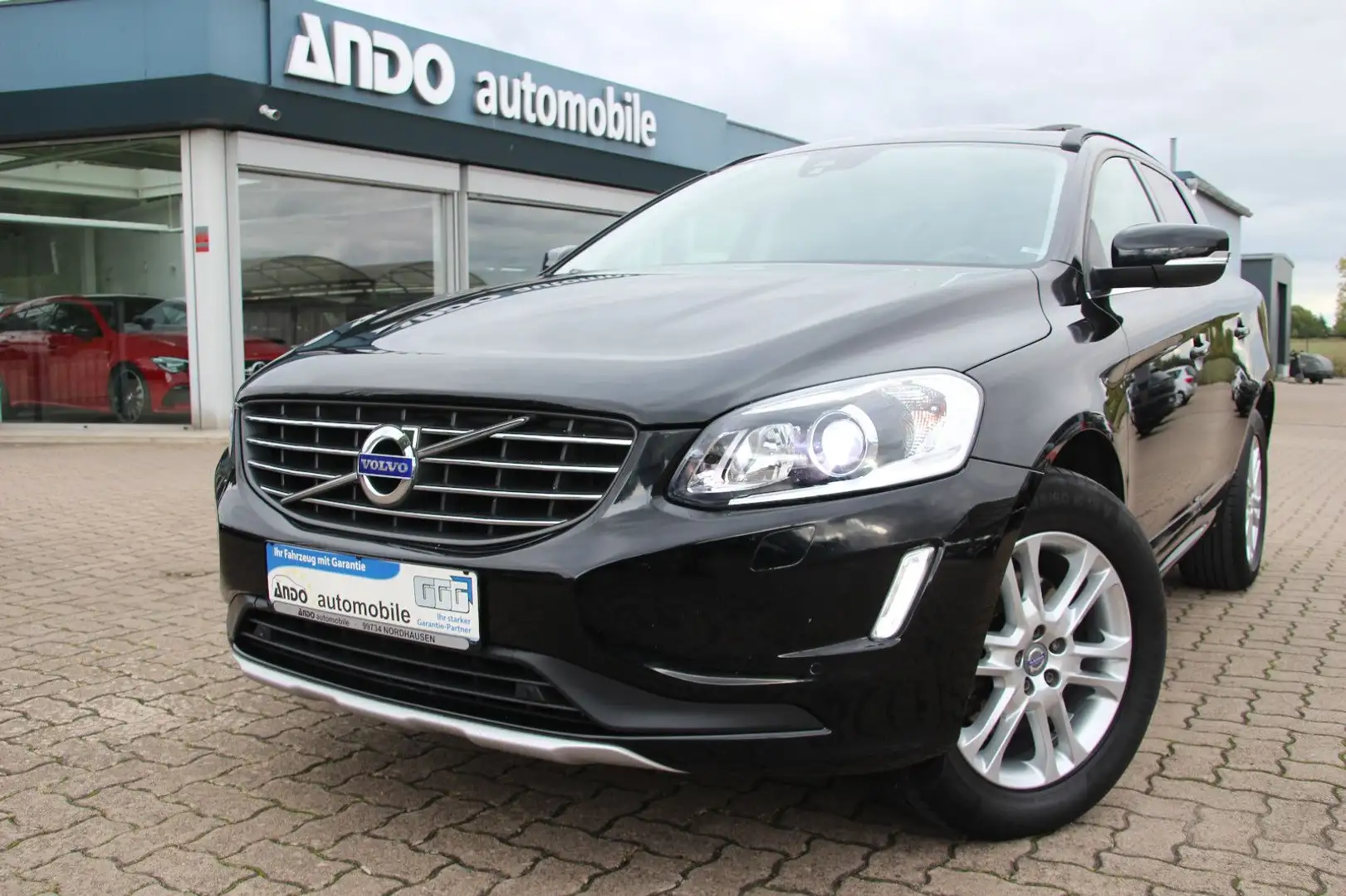 Volvo XC60 Automatik Momentum AWD 2,4 Ltr. - 140 kW Schwarz - 2
