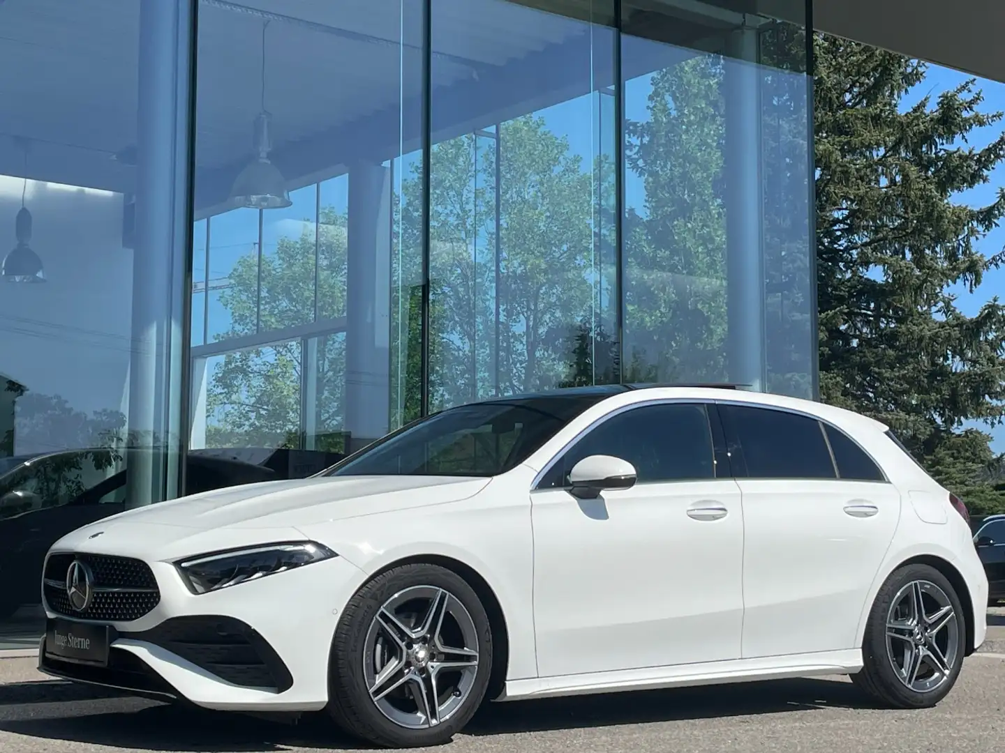 Mercedes-Benz A 180 d AMG Line PDC LED SpurH Navi Sport Pano Weiß - 2