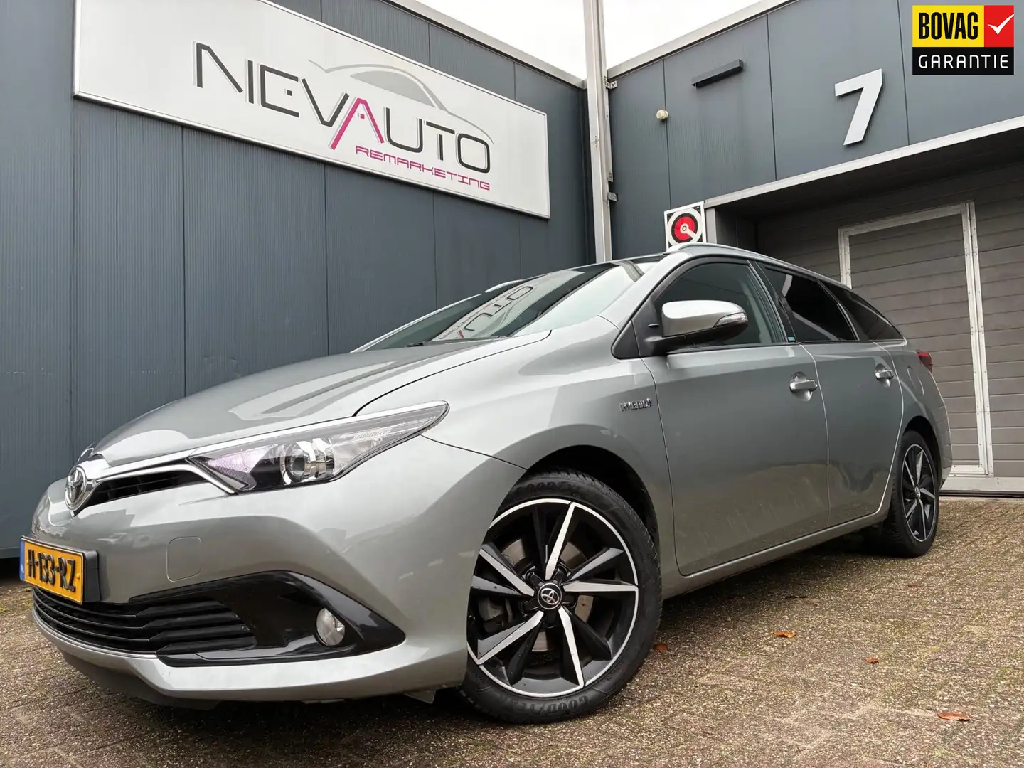 Toyota Auris Touring Sports 1.8 Hybrid Dynamic Ultimate Stoelve Gris - 1