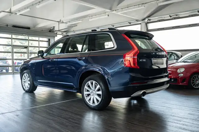 Volvo XC90 view 4