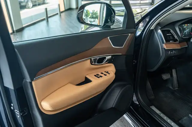 Volvo XC90 view 8