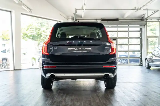 Volvo XC90 view 5