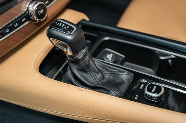 Volvo XC90 view 11