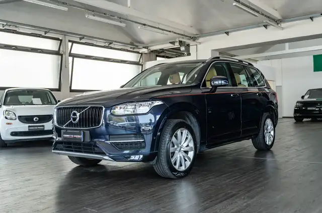 Volvo XC90 view 3
