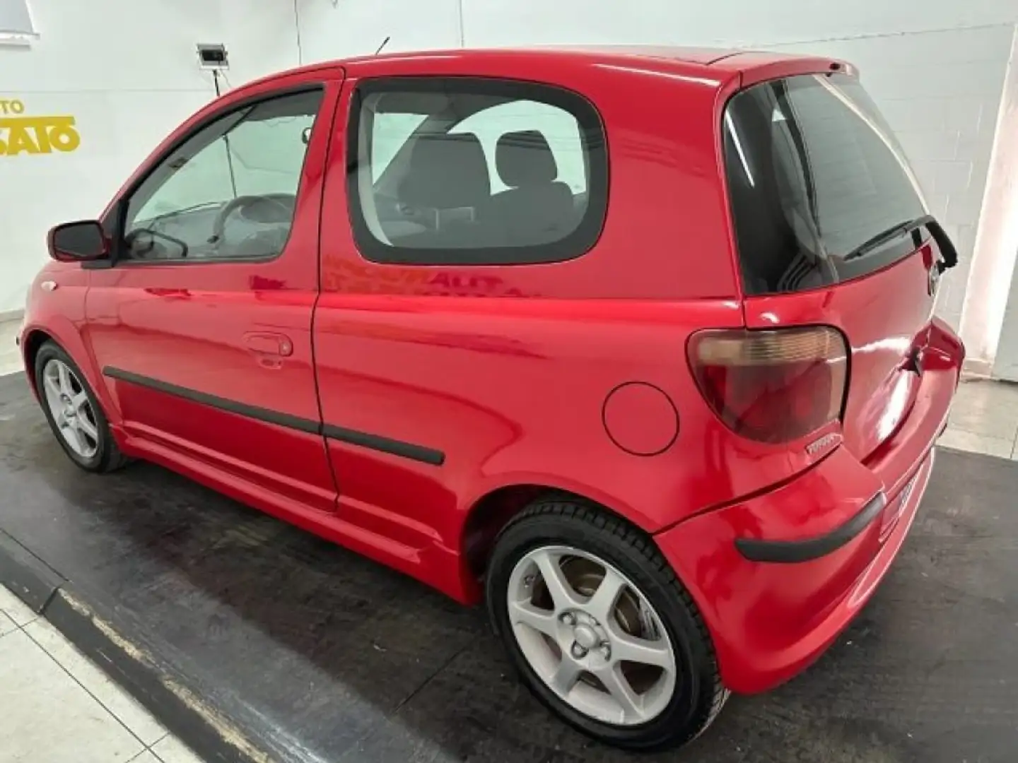 Toyota Yaris 3p 1.5i 16v T sport Rojo - 2