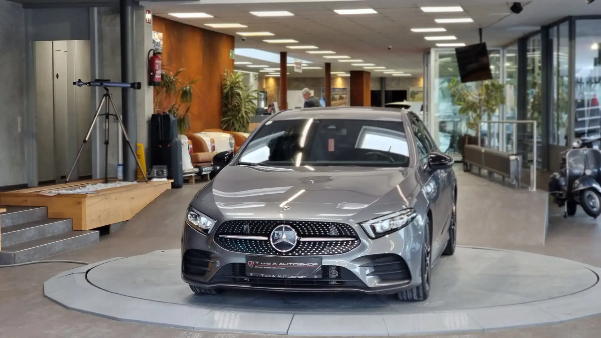 Mercedes-Benz A 180 A 180d AMG-PAket Aut. *Kamera*Navi*18Zoll* Grau - 2