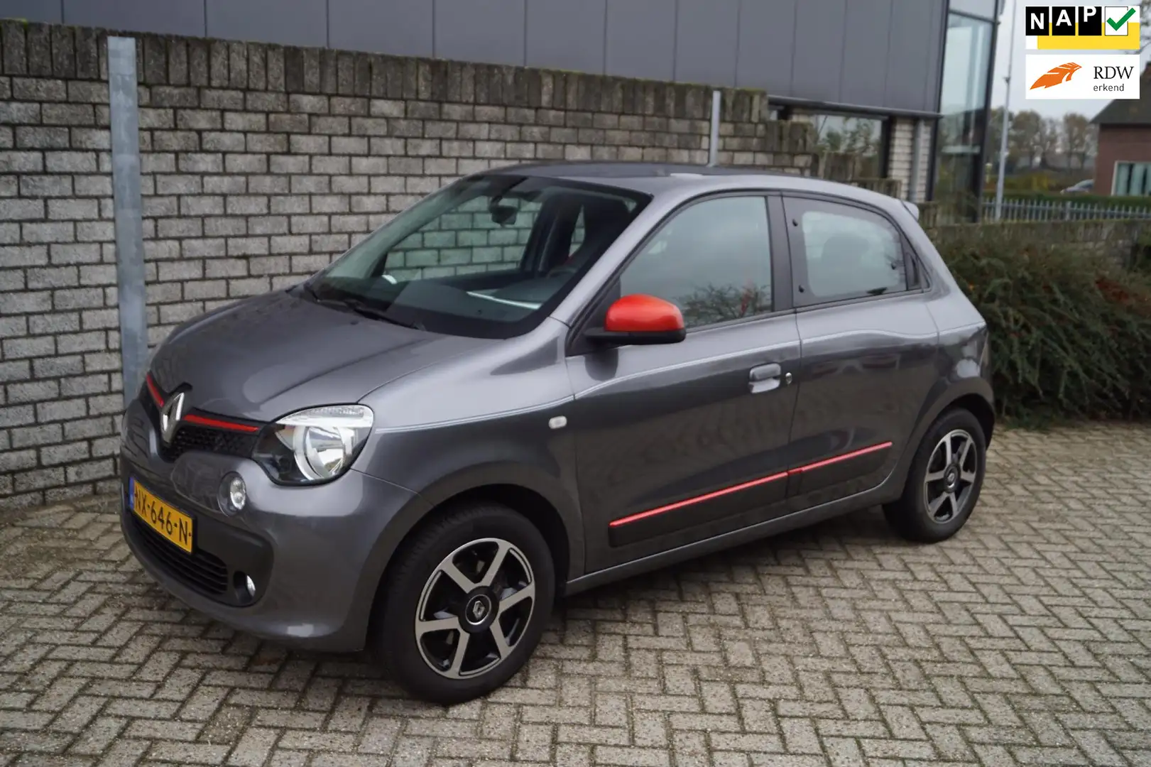 Renault Twingo 0.9 TCe Dynamique 5 Deurs Airco Navi Camera Cruise Grijs - 1