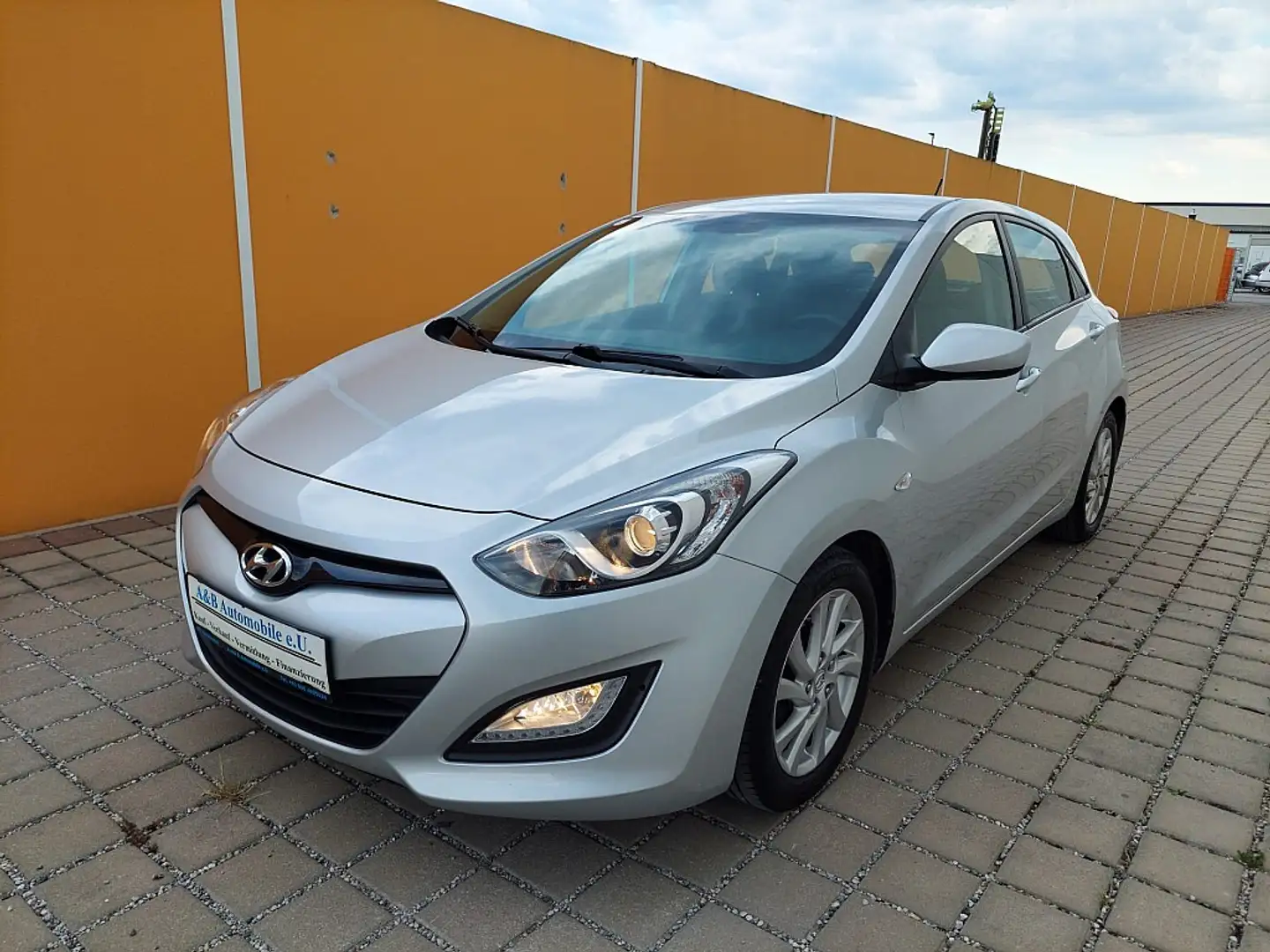 Hyundai i30 1,4 CVVT Europe Plus Sofort Kredit Silber - 1