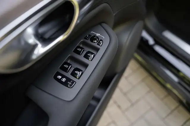 Volvo XC90 view 25