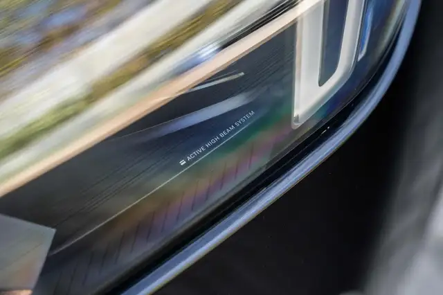 Volvo XC90 view 8