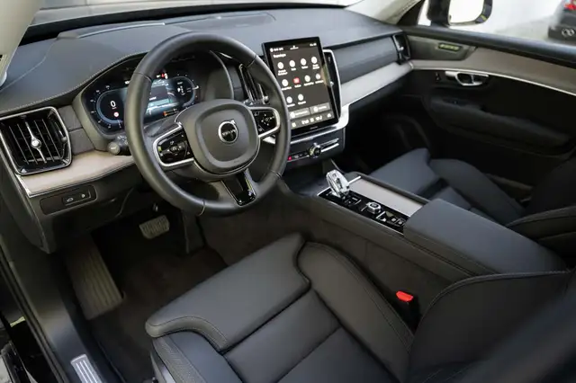 Volvo XC90 view 3