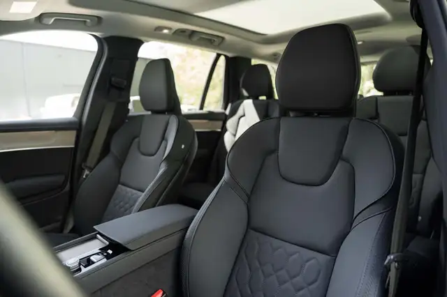 Volvo XC90 view 28