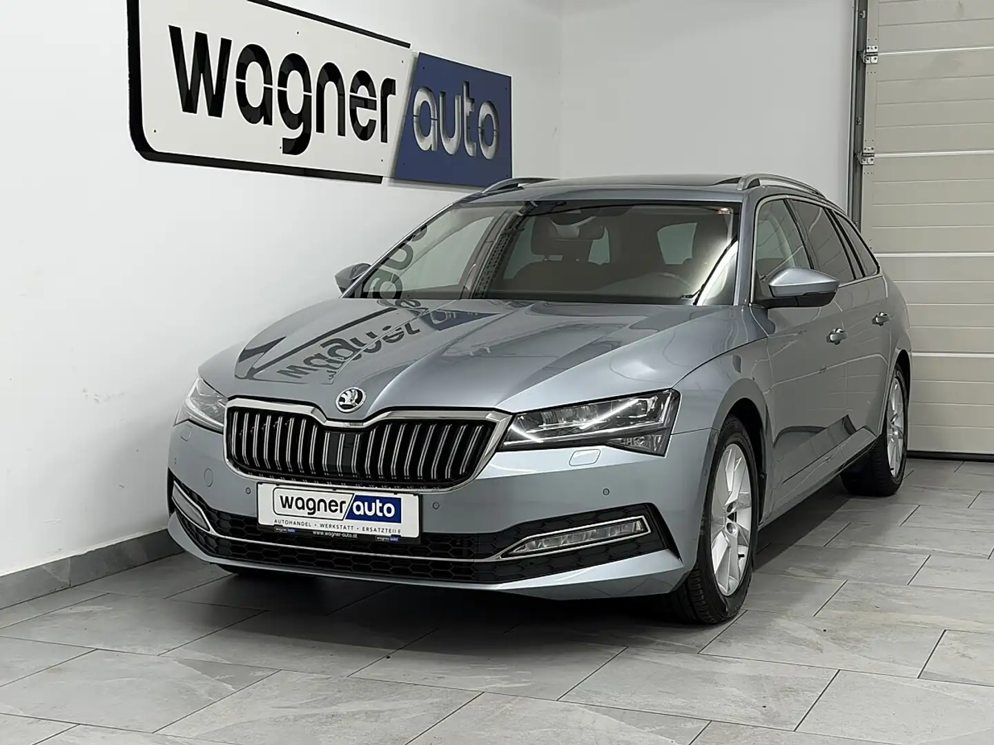 Skoda Superb Kombi 2,0 TDI Style DSG.MATRIX Beam/ACC/Navi/Pa... Silber - 1