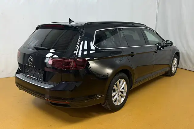 Volkswagen Passat view 3