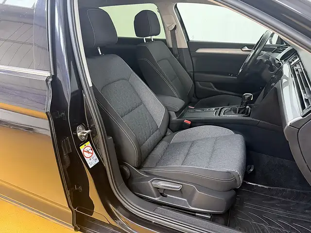 Volkswagen Passat view 5