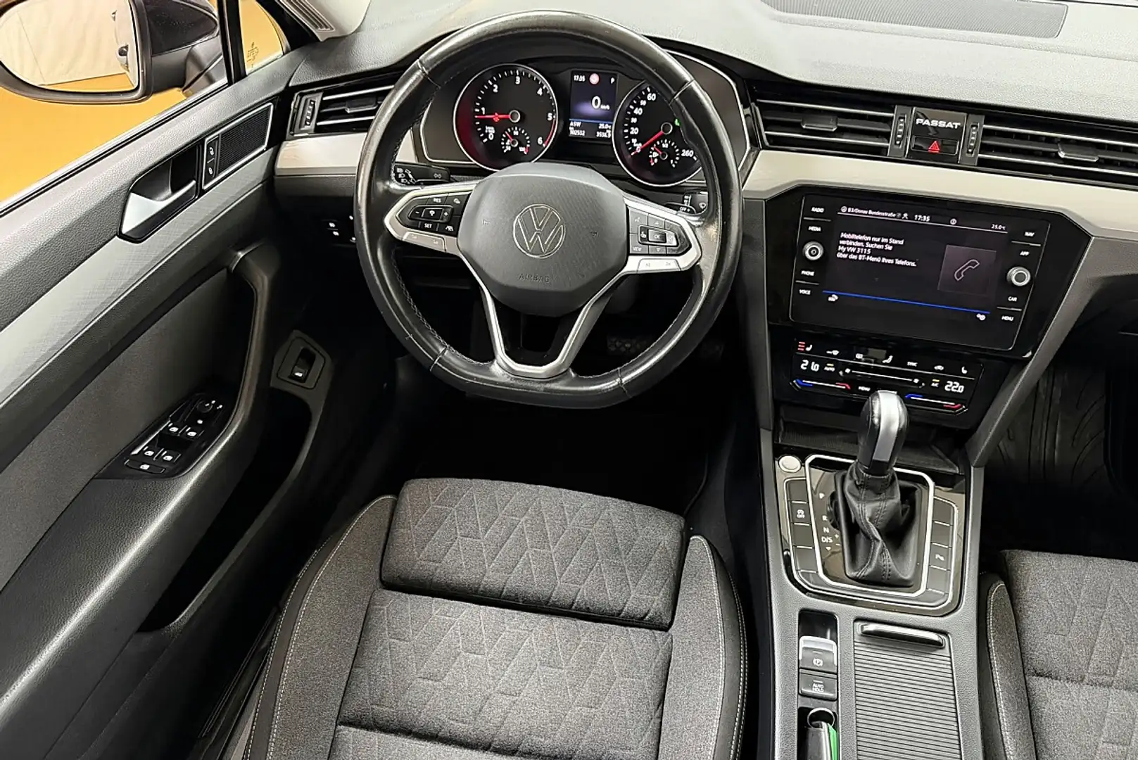 Volkswagen Passat Variant Business 2,0 SCR TDI DSG Schwarz - 2