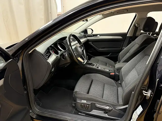 Volkswagen Passat view 9